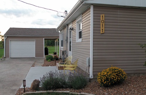 Greensburg House | Charming Vintage Sunshine Bungalow – Cozy Country Views Near Downtown Greensburg