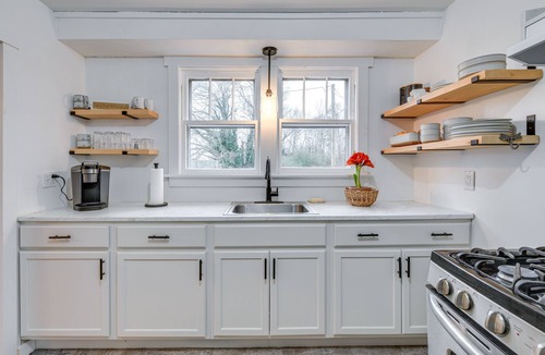 Farmville House | Charming Virginia Retreat w/Covered Porch & Yard!