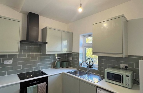 Wallington North Apartment | Charming Wallington Apartment with Hot Tub