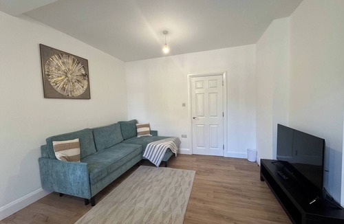 Wallington North Apartment | Charming Wallington Apartment with Hot Tub