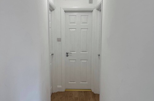 Wallington North Apartment | Charming Wallington Apartment with Hot Tub