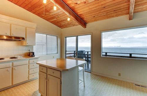 Bainbridge Island House | Charming waterfront home with furnished deck & beach access