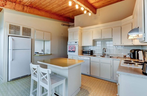 Bainbridge Island House | Charming waterfront home with furnished deck & beach access