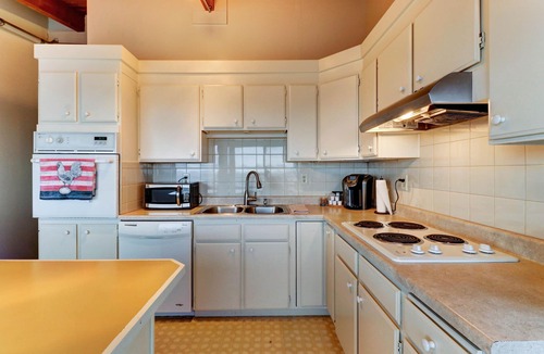 Bainbridge Island House | Charming waterfront home with furnished deck & beach access