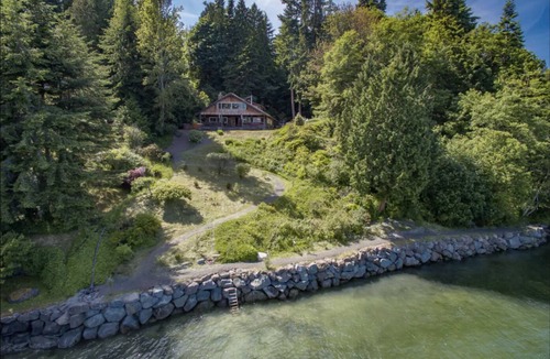 Rollingbay Cabin | Charming Waterfront 4 Bedroom Cabin