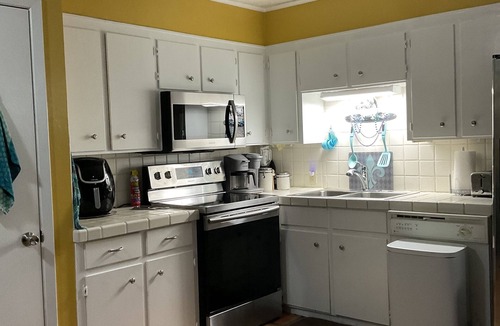 Natchitoches House | Charming water front cottage on Cane River with stunning sunroom & private decks