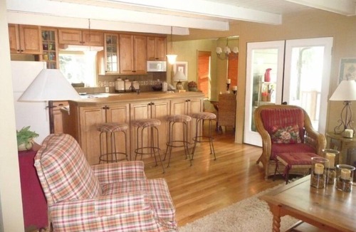 Allyn-Grapeview House | Charming Waterfront Cottage on Treasure Island