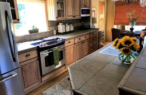 Allyn-Grapeview House | Charming Waterfront Cottage on Treasure Island