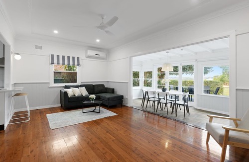 Woy Woy House | Charming Waterfront Cottage -Pet Friendly - WoyWoy