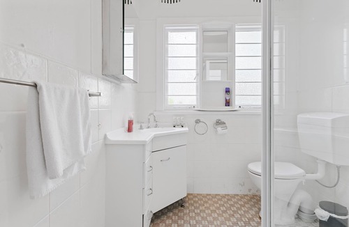 Woy Woy House | Charming Waterfront Cottage -Pet Friendly - WoyWoy