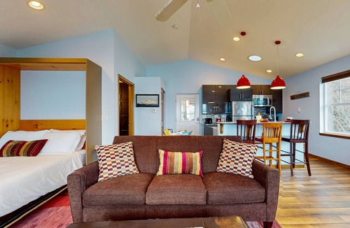 Camano Island House | Charming Waterfront Studio Rental with fireplace on Camano Island