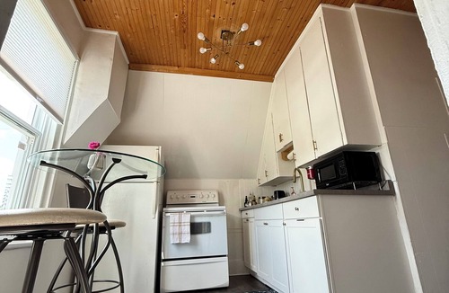 Batawa Apartment | Charming Waterfront Loft + NearShops+Scenic