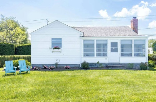 Bonnet Shores House | Charming Waterfront Cottage