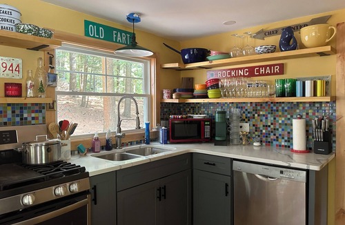 Livermore House | Charming waterfront 3-bedroom house on spring-fed Brettuns Pond