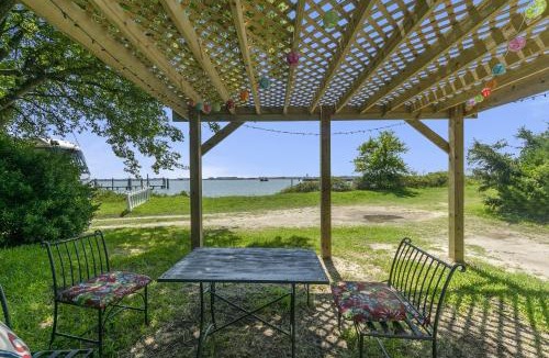 Norfolk House | Charming Waterfront Cabin Cabin