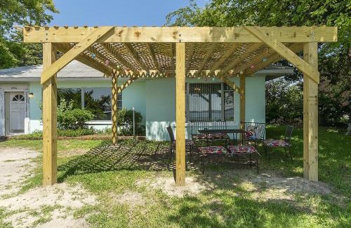 Norfolk House | Charming Waterfront Cabin Cabin