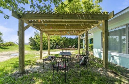 Norfolk House | Charming Waterfront Cabin Cabin