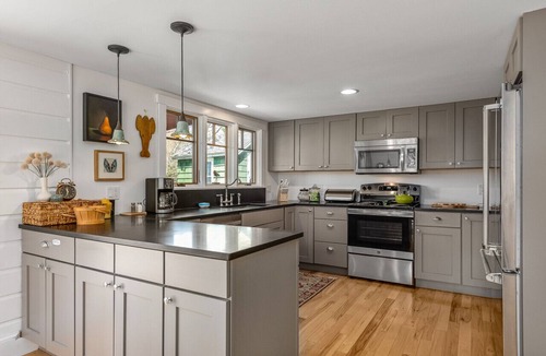 Isle of Springs House | Charming Waterfront Cottage