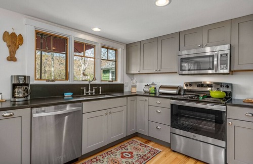 Isle of Springs House | Charming Waterfront Cottage