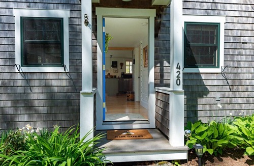 Isle of Springs House | Charming Waterfront Cottage