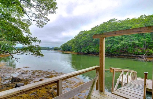 Isle of Springs House | Charming Waterfront Cottage