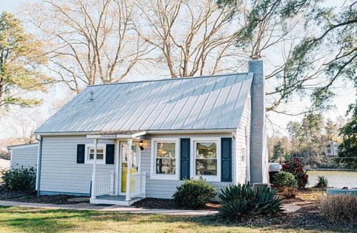 Topping House | Charming Waterfront Cottage Small Beach