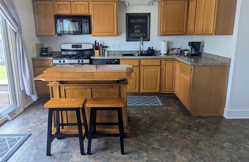 McFarland House | Charming Waterfront Getaway 2BR Near Madison