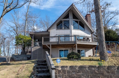 Cropwell House | Charming waterfront home with beautiful panoramic views!