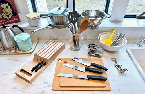 Rockport Condo | Charming Waterfront Home - Patio - AC - Projector - Kitchen - Shops - Dining