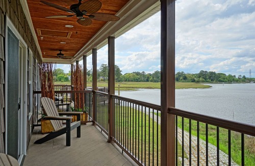 Suffolk Hotel | Charming Waterfront hotel in Suffolk with Balcony, WiFi and AC
