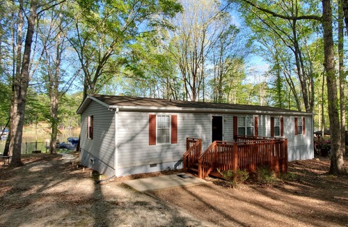 Eatonton House | Charming Waterfront Lake Cabin
