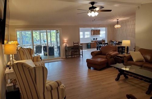 Eatonton House | Charming Waterfront Lake Cabin