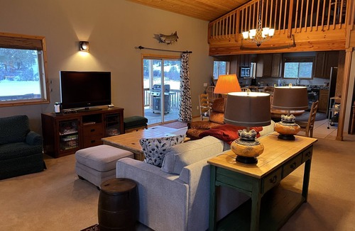 Republic Cabin | Charming Waterfront Pine Cabin on Curlew Lake