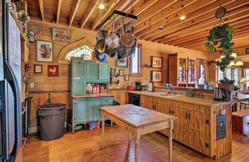 Ridgeway Cabin | Charming Waterfront Ridgeway Cabin w/Dock!