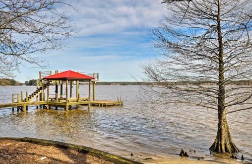 Ridgeway House | Charming Waterfront Ridgeway Cabin with Dock!