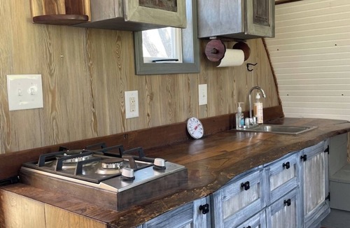 Norwalk Cabin | Charming Waterfront Tiny House & Sauna Near Des Moines