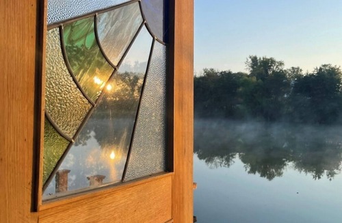 Norwalk Cabin | Charming Waterfront Tiny House & Sauna Near Des Moines