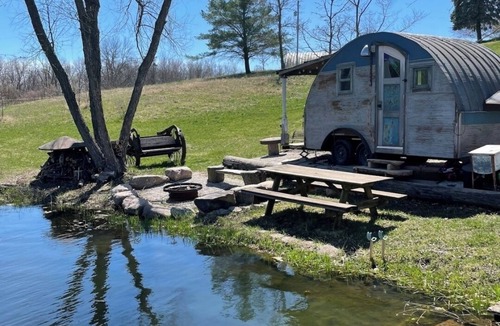 Norwalk Cabin | Charming Waterfront Tiny House & Sauna Near Des Moines