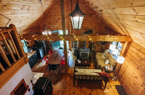 Fitzwilliam House | Charming Waterfront Log Cabin