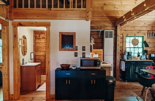 Fitzwilliam House | Charming Waterfront Log Cabin
