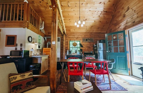 Fitzwilliam House | Charming Waterfront Log Cabin