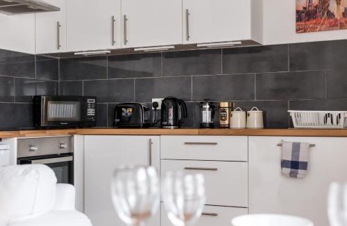 Bournemouth City Centre Apartment | Charming, Well-Equipped Apt - 5 Minutes From Beach