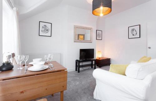 Bournemouth City Centre Apartment | Charming, Well-Equipped Apt - 5 Minutes From Beach