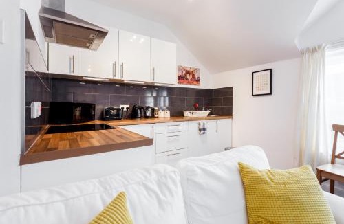 Bournemouth City Centre Apartment | Charming, Well-Equipped Apt - 5 Minutes From Beach