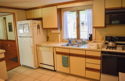 Dennis Port House | Charming, Well-Maintained Home Near Glendon Beach