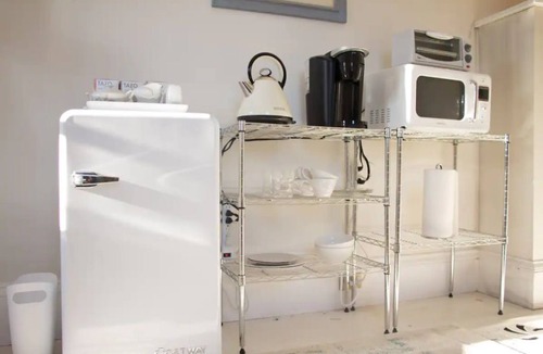 Parkside Apartment | Charming West End Hideaway. Private Parking