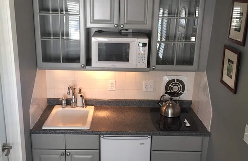 Commercial Street Cottage | CHARMING WEST END COTTAGE