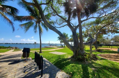 Pinewood Park House | Charming West Palm Beach Studio Suite