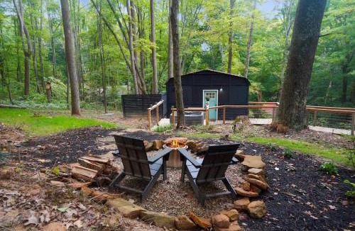 South Bloomingville House | Charming whimsical cabin outdoor shower hottub
