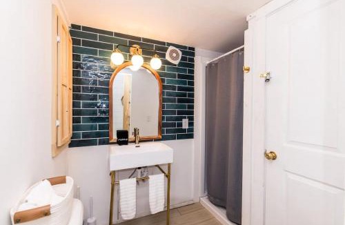 South Bloomingville House | Charming whimsical cabin outdoor shower hottub
